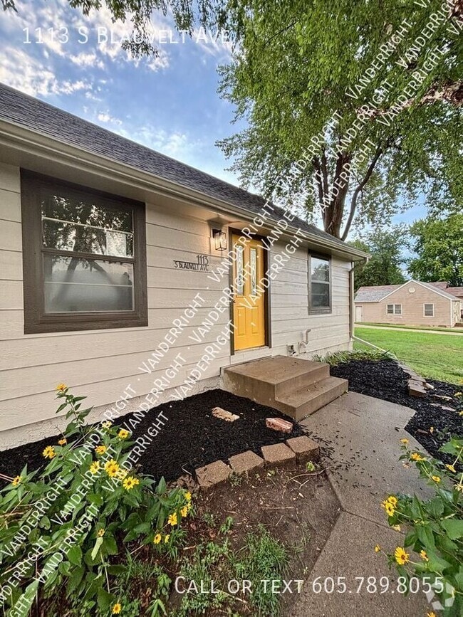 Building Photo - 1113 S Blauvelt Ave Rental