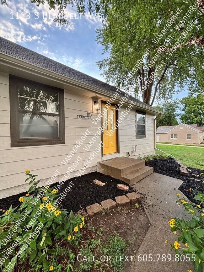 Building Photo - 1113 S Blauvelt Ave Rental