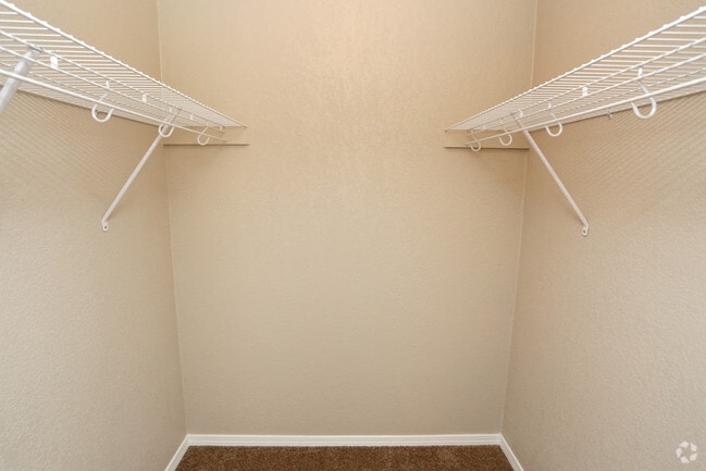 2BR, 2BA - 900SF - Walk-In Closet