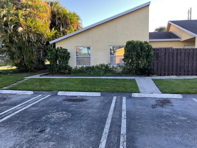 Building Photo - 214 Sparrow Dr