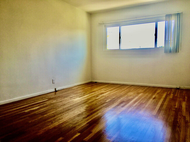 bedroom 2 - 1318 N Martel Ave Apartments Unit 5