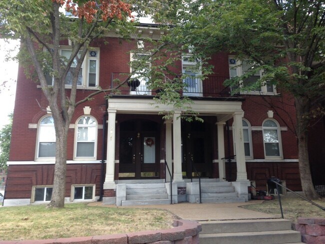 Photo - 2029 Russell Blvd Unidad Rear