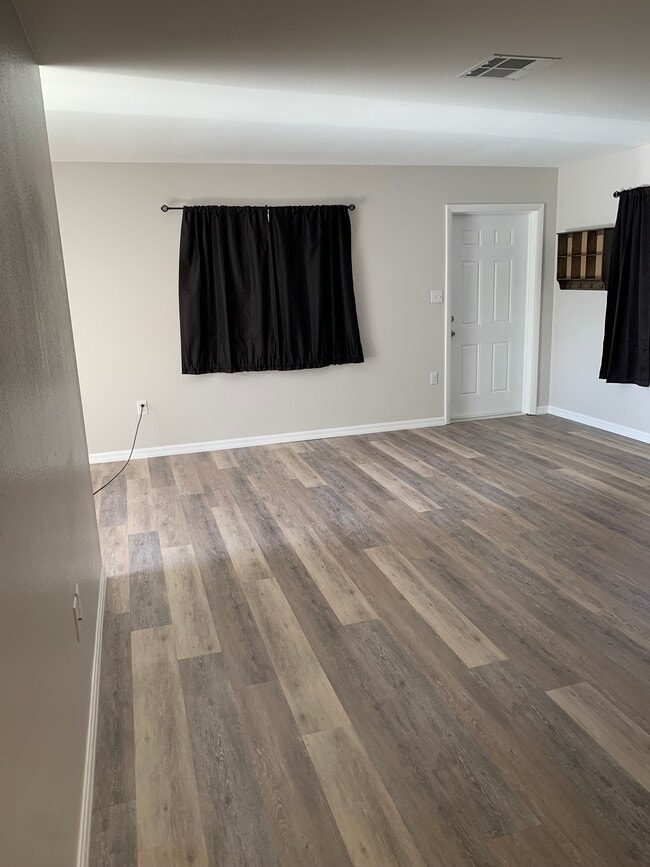 sala de estar - 1937 Collier Ave