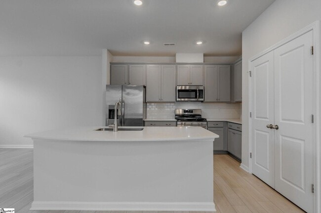 Photo - 14 Loebner Ln