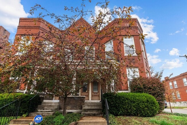 Building Photo - Modern Spacious 2 Bed and 1.5 Bath Cond... Rental