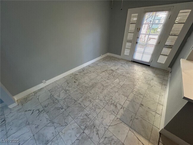 Photo - 596 Tam O Shanter