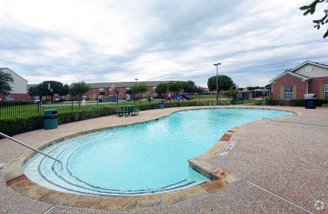 Segunda piscina - Heather Lane & Tiffany Square Apartments