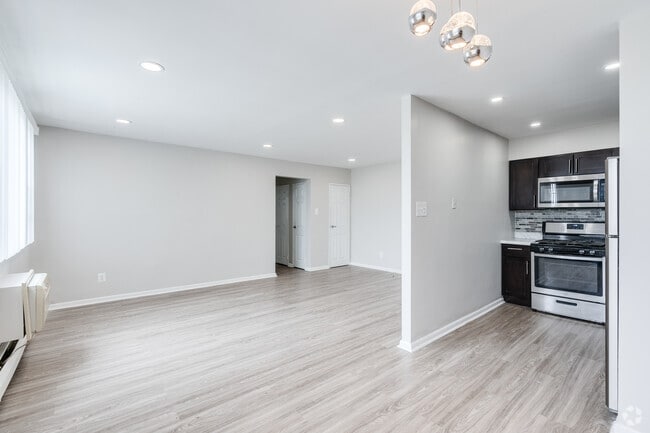 2BR, 1BA - 880SF