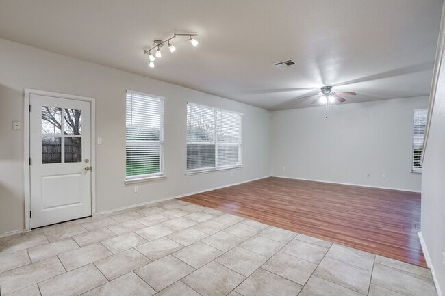 Photo - 201 Creek Ledge Dr