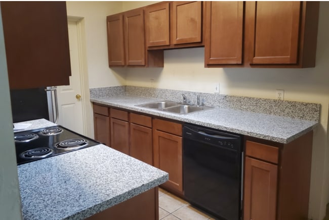 Kitchen - 838 E Lester St Unit 5 Bed / 3 Bath Near UofA