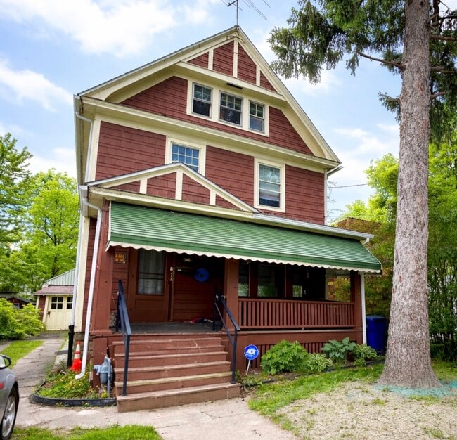 Building Photo - 1811 Weston Ave Unit 1