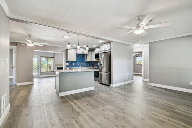 Photo - 528 Manor Dr