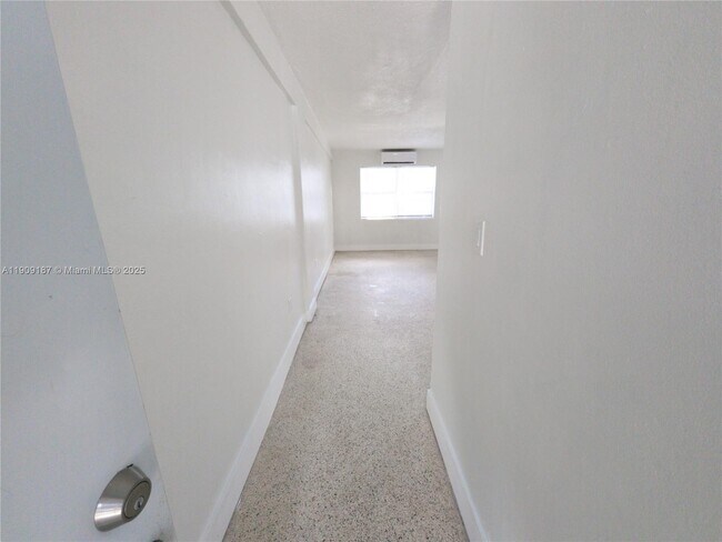 Photo - 2000 NW 29th St Unit 5