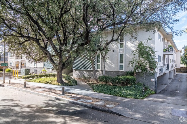 Alternar - 435 N Euclid Ave