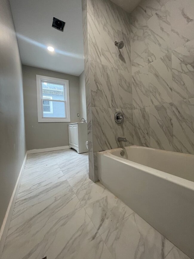 Building Photo - 45 Buell St Unit Apt 2