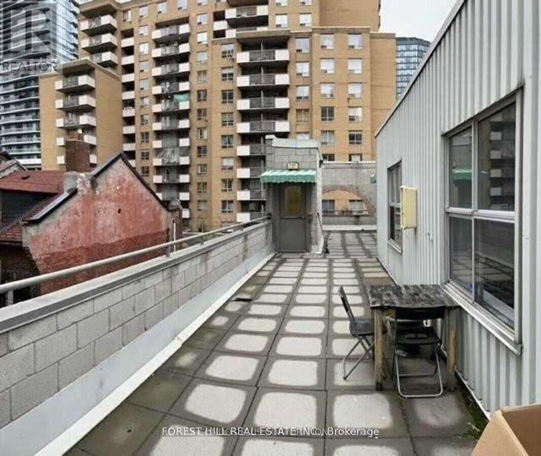 Photo - 126 Dundas St E