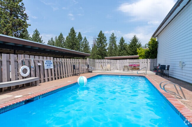 Pool - Northridge Court Apartments