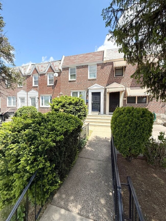 Photo - Gorgeous 3-Bed Townhome in Lawncrest! Available NOW!