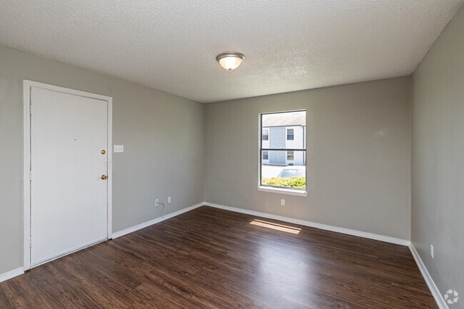 2BR, 1BA - 935SF - Living Room