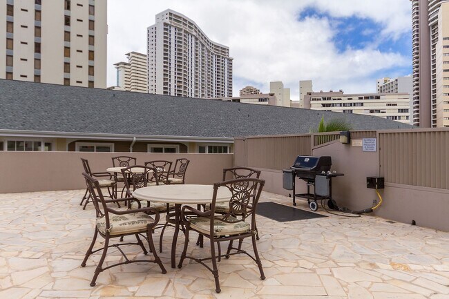 Photo - 2 bedroom, 2 Bath Condo with BEAUTIFUL Mountain, Ocean, and Diamond Head Views.