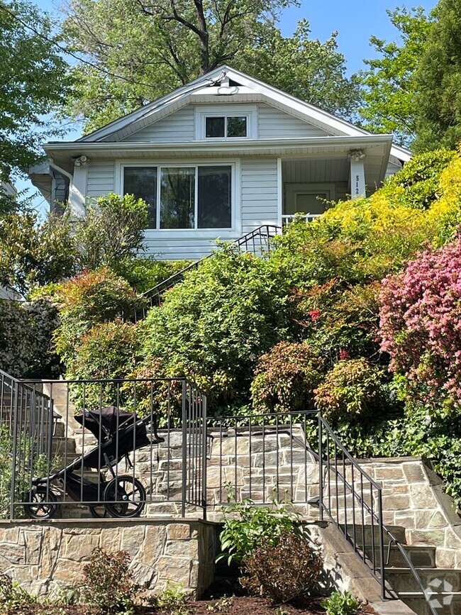 Building Photo - Palisades Splendor Rental
