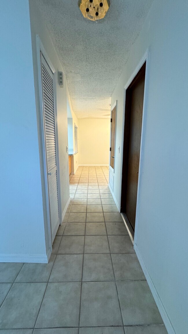 Photo - 1422 Myrna Ln