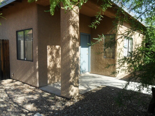1387 E Edison St Unidad 2 8 Bed 7 bath