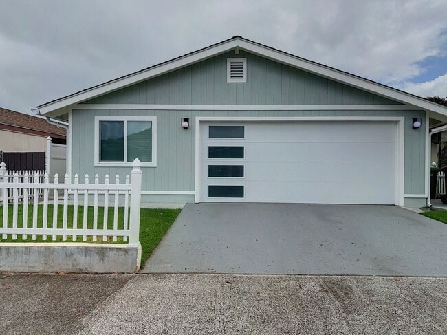 Building Photo - Mililani Town Living with PV, Tesla Batteries & EV Charger