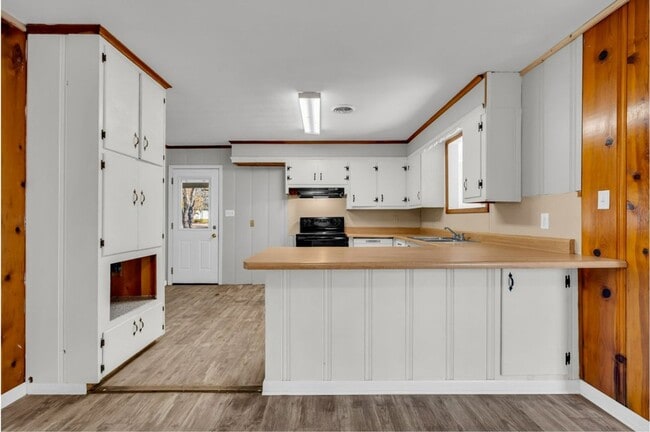 Photo - Renovated 4 Bedroom 2 Bath Home with Shop for Rent!