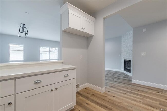 Building Photo - 2340 Montrose Ave Unit 303