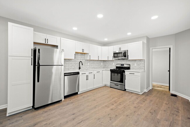 Building Photo - BEAUTIFUL 3 BEDROOM IN THE HEART OF SOUTHS...