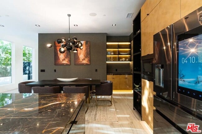 Photo - 11658 Morrison St