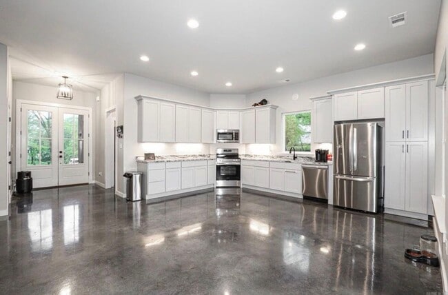 Photo - New Rental 3/2 in The Heart of Benton