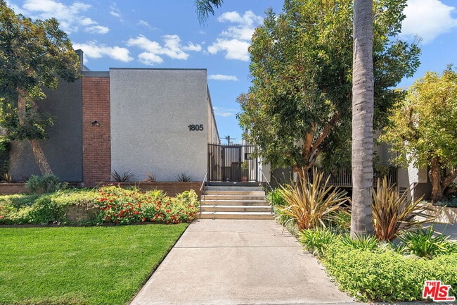 Photo - 1805 S Barrington Ave Unit 5