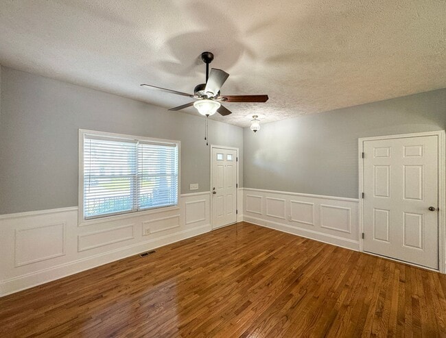 Photo - Stunning 4 Bed 2.5 Bath Home in Aberdeen