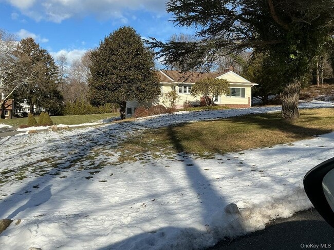 Building Photo - 9 Twin Cedar Ln