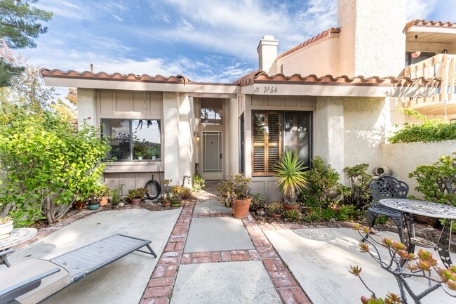 Building Photo - 1964 Olivewood Ct