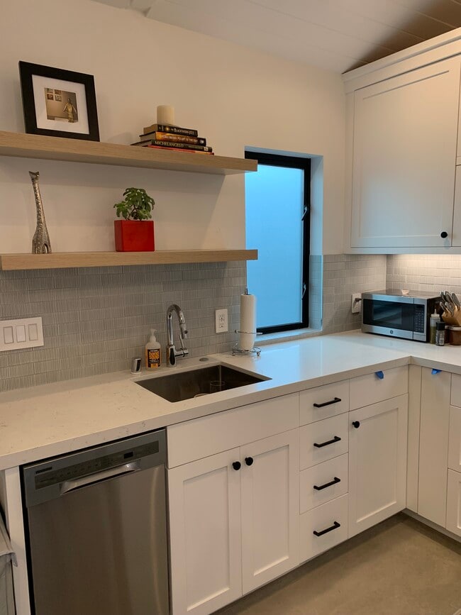 Photo - 2122 Kelton Ave Unidad A Rental