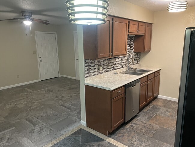 Photo - 2560 Lisa Dr Unidad 4