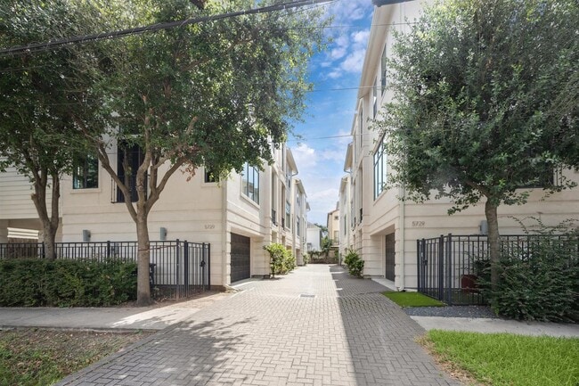 Photo - 5729 Larkin St