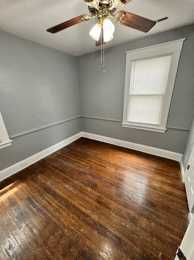 Photo - 3.5 bed house in Fulton Hill! Enjoy the beautiful neighborhood, central hvac, laundry, yard!