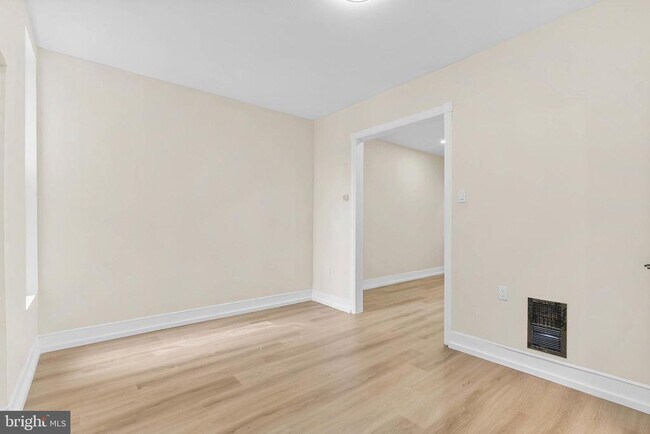 Photo - 5736 Leonard St