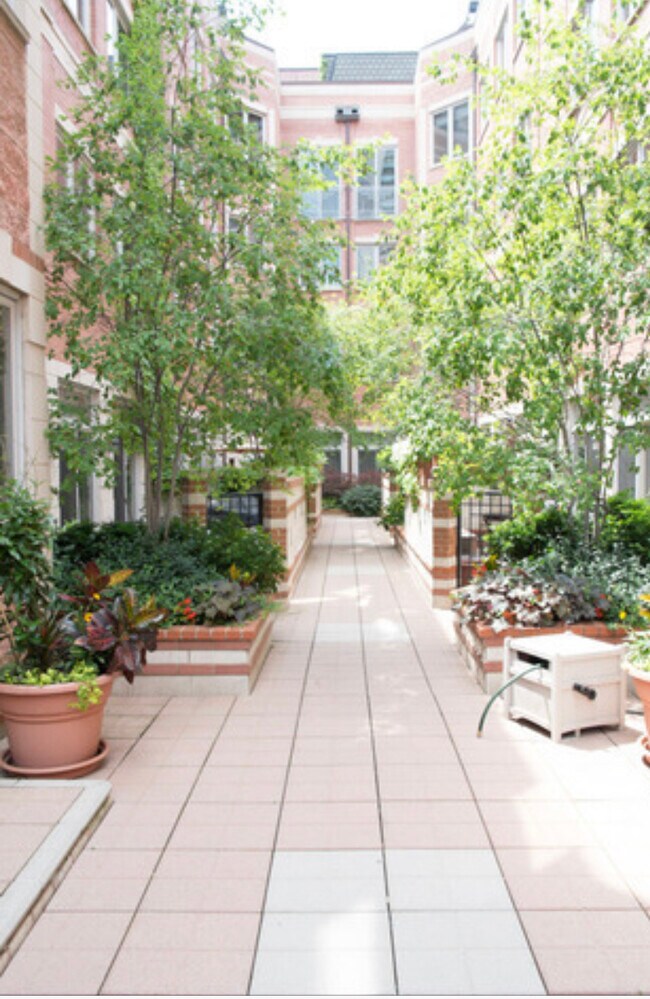 Building Photo - 1430 N La Salle Dr Unit f1 Rental