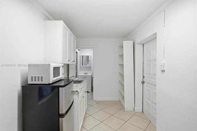 Photo - 2445 SW 18th St Unit 5