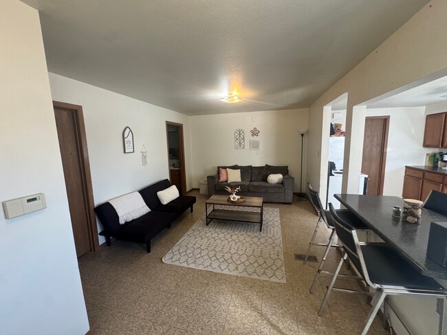 Building Photo - 1009 W 22nd St Unit 44