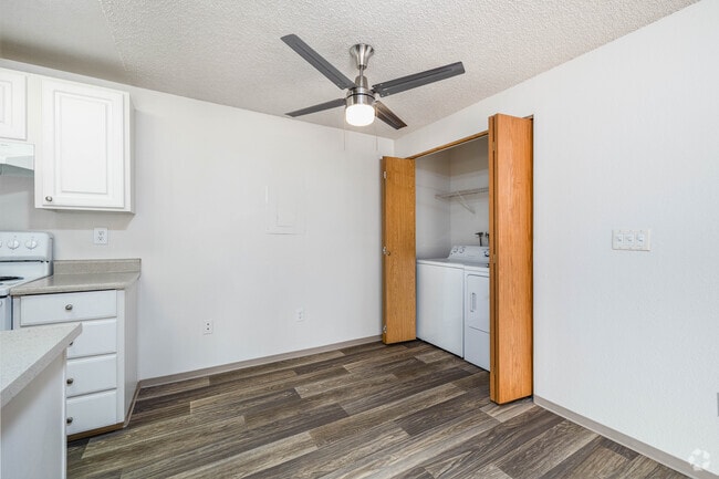 3BR, 2BA - 1,013SF - Dining Room and In-Home Washer & Dryer