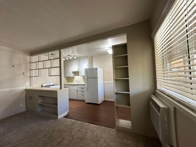 Building Photo - Upstairs Midtown One-Bedroom - $500 Lease Signing Bonus! Unit 15