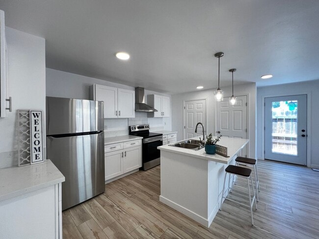 Building Photo - Bright and Modern Apartment with Stylish F... Unit 4250 Estrella Avenue