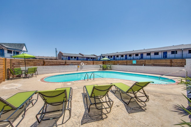 Photo - Falcon Ridge Apartments