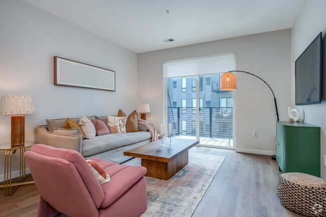 1BR, 1BA - 712SF - Living Room